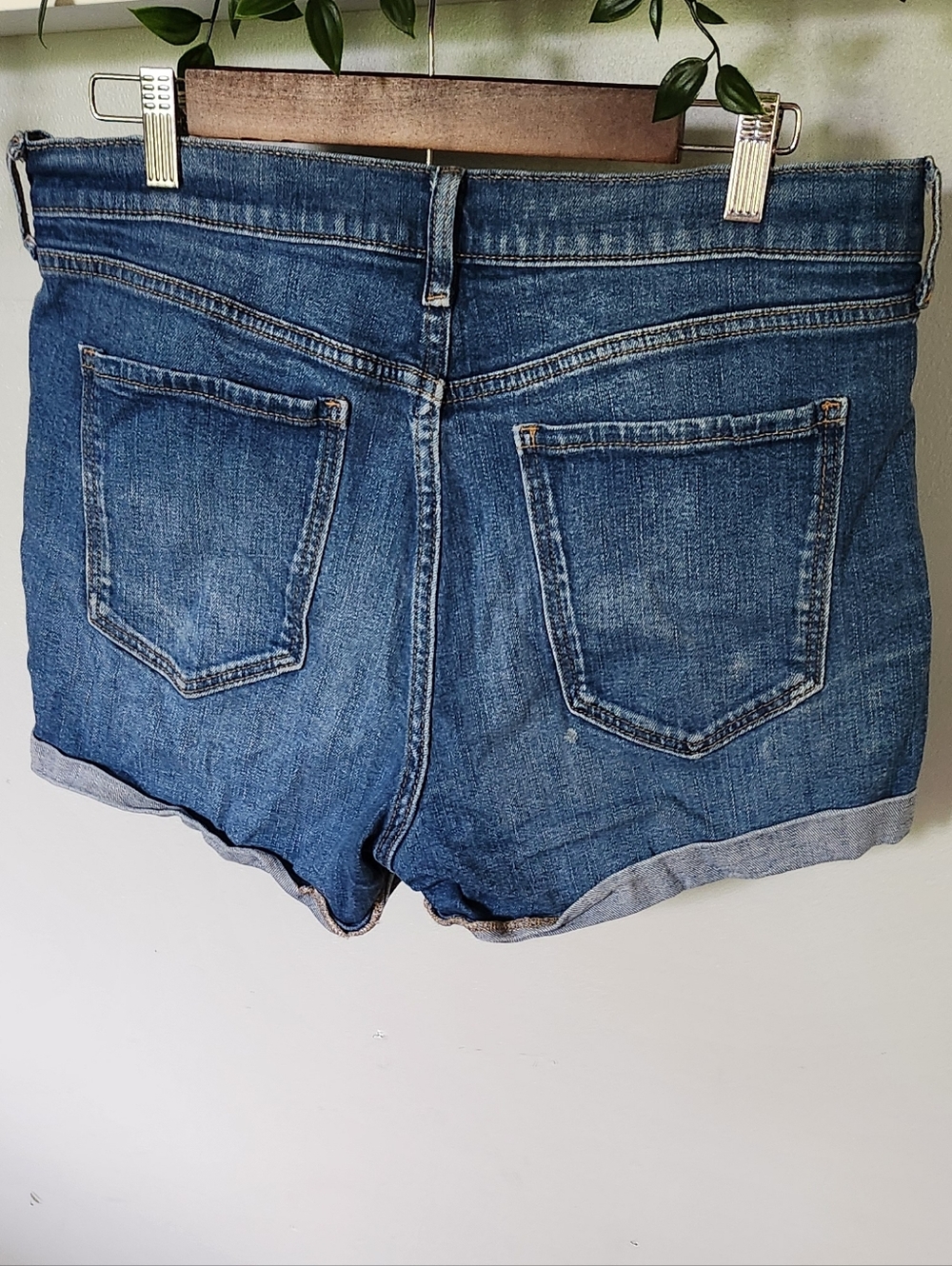 Old Navy Boyfriend Mid Rise Jean Shorts - Picture 3 of 5